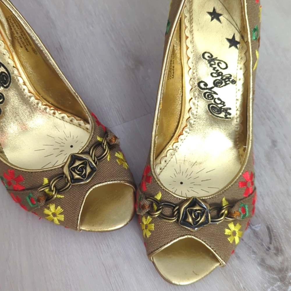 Naughty Monkey Embroidered Canvas Heels Size 6 - Picture 2 of 7